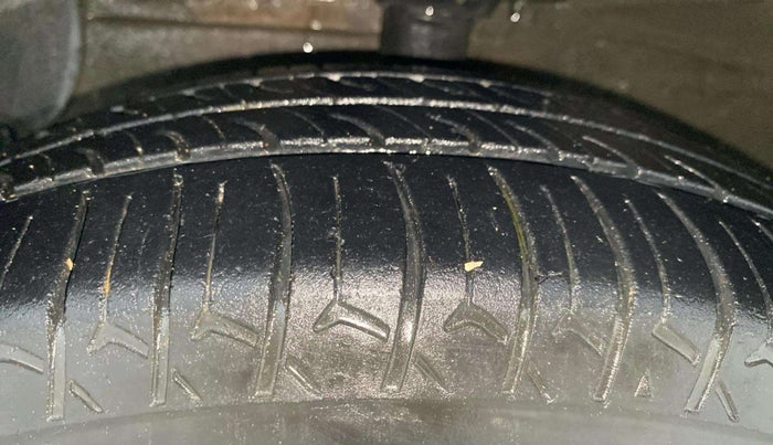 2016 Hyundai Grand i10 ASTA AT 1.2 KAPPA VTVT, Petrol, Automatic, 1,04,253 km, Left Front Tyre Tread