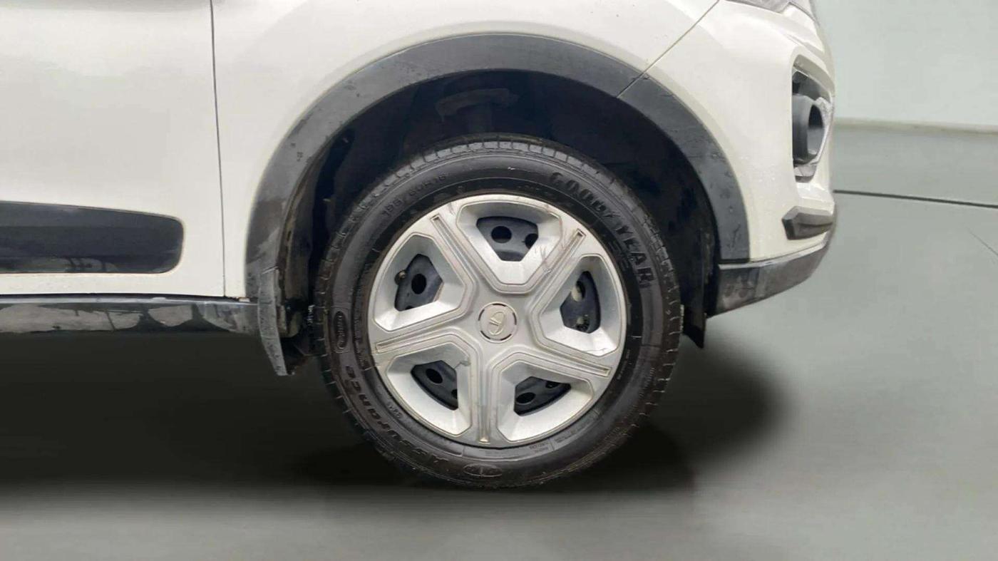 2023 Tata NEXON XM PLUS SUNROOF PETROL, Petrol, Manual, 10,789 km, Right Front Wheel