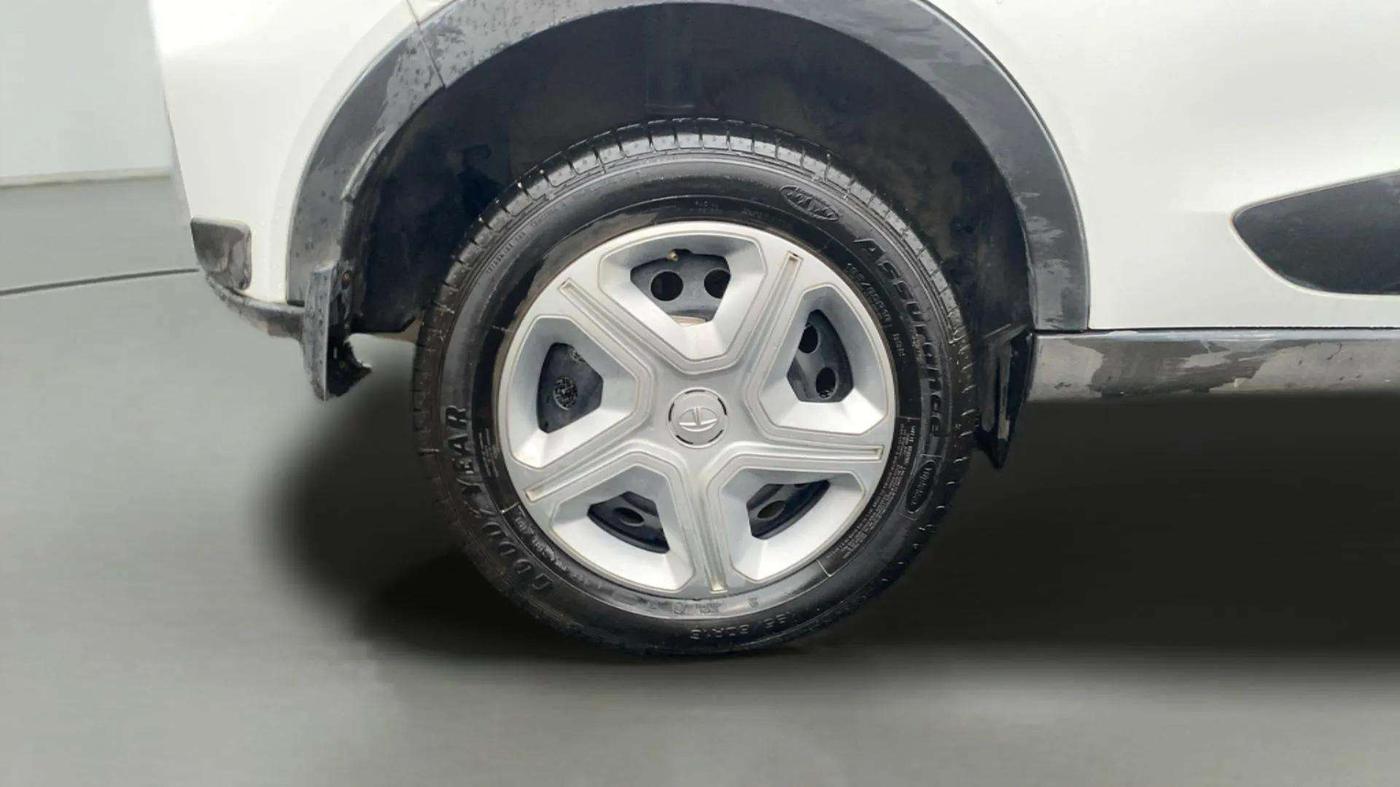 2023 Tata NEXON XM PLUS SUNROOF PETROL, Petrol, Manual, 10,789 km, Right Rear Wheel