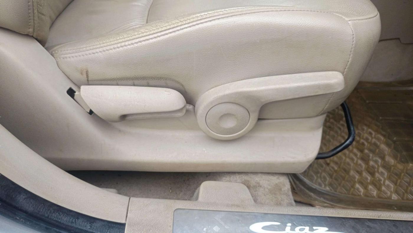 2019 Maruti Ciaz ALPHA  AT 1.5 SHVS PETROL, Petrol, Automatic, 55,472 km, Driver Side Adjustment Panel
