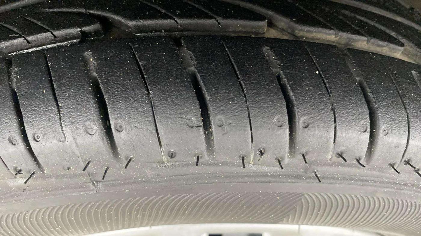 2016 Maruti Alto 800 VXI, Petrol, Manual, 24,496 km, Left Front Tyre Tread