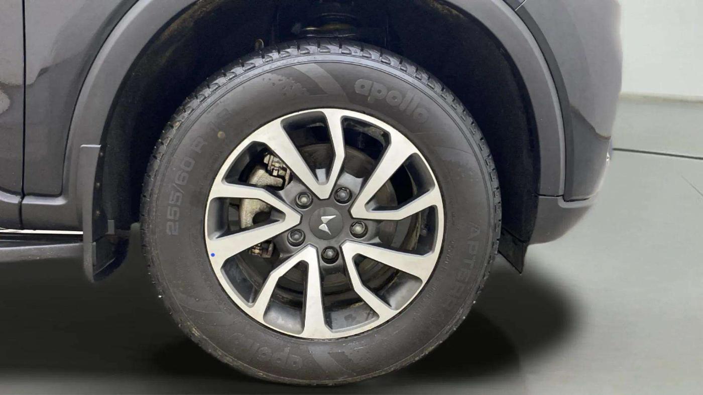 2024 Mahindra SCORPIO-N Z8 L PETROL MT 7 STR, Petrol, Manual, 22,469 km, Right Front Wheel