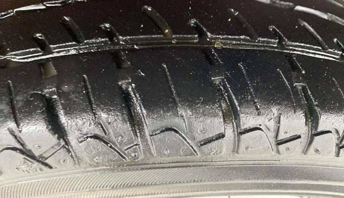 2015 Maruti Alto 800 LXI, Petrol, Manual, 9,397 km, Left Rear Tyre Tread