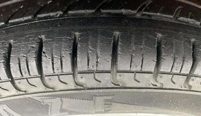2015 Maruti Alto 800 LXI, Petrol, Manual, 9,397 km, Right Front Tyre Tread