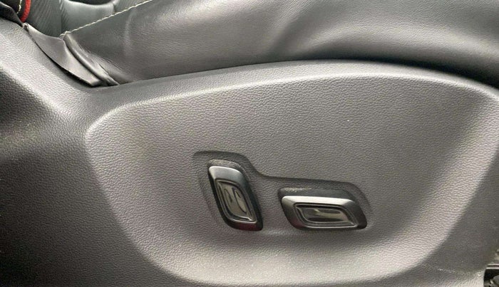 2021 MG ASTOR SHARP 1.5 MT, Petrol, Manual, 56,808 km, Driver Side Adjustment Panel