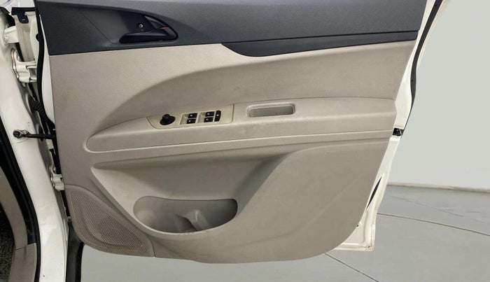 2019 Mahindra MARAZZO M4 8 STR, Diesel, Manual, 33,215 km, Driver Side Door Panels Control