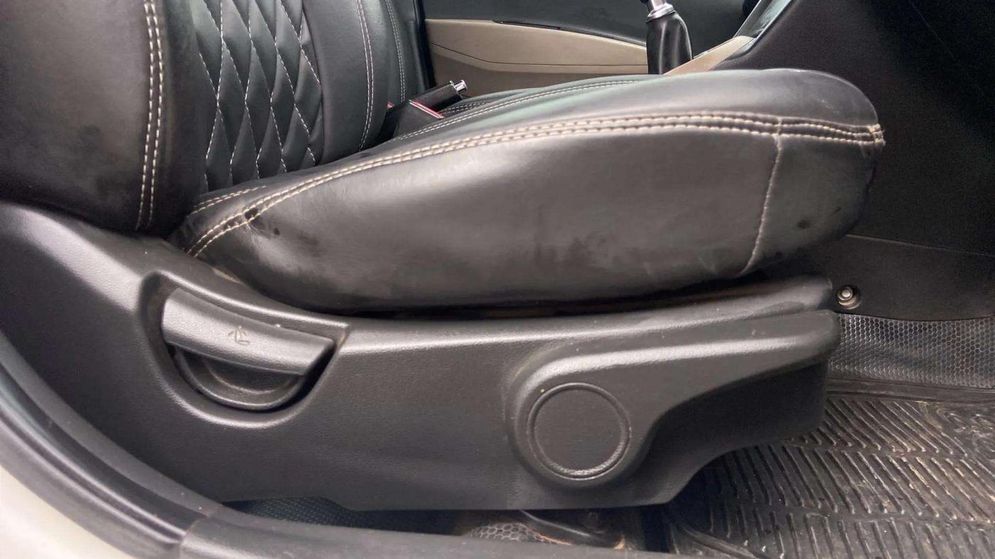 2018 Hyundai Xcent SX 1.2 CRDI, Diesel, Manual, 1,06,041 km, Driver Side Adjustment Panel