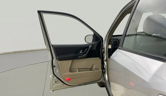 2016 Mahindra XUV500 W8 1.99, Diesel, Manual, 41,155 km, LHS Front Door