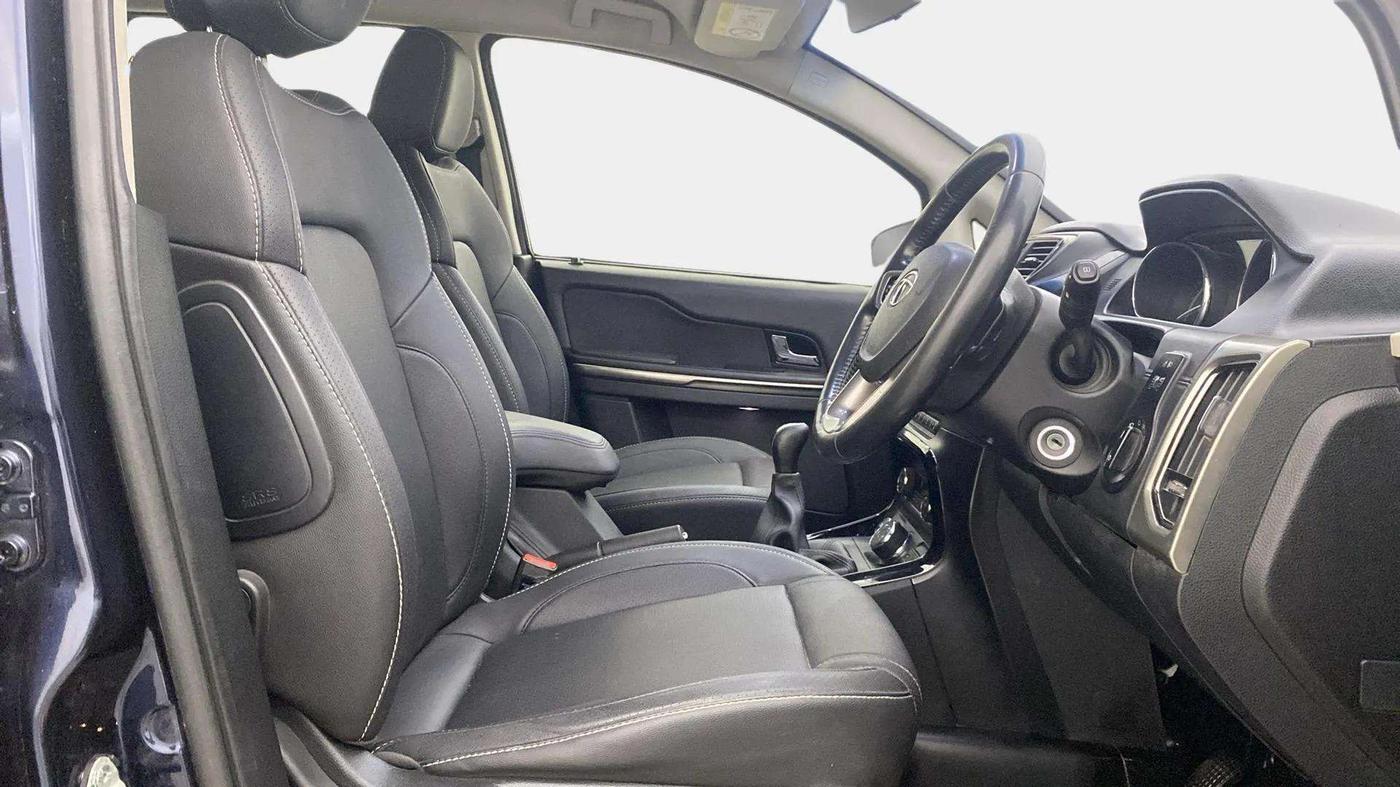 2018 Tata Hexa XT 4X2 7 STR, Diesel, Manual, 1,41,965 km, Right Side Front Door Cabin