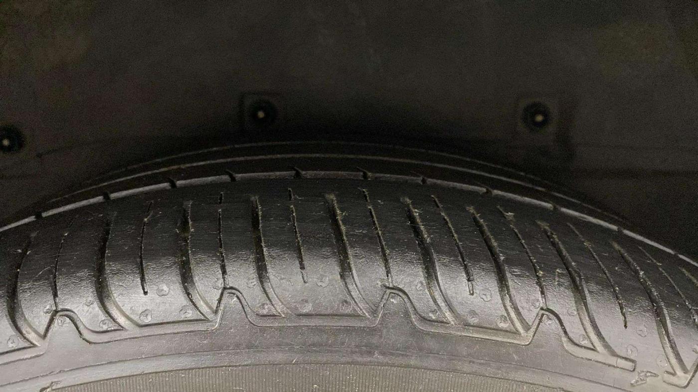 2018 Tata Hexa XT 4X2 7 STR, Diesel, Manual, 1,41,965 km, Left Rear Tyre Tread