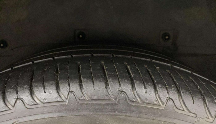 2018 Tata Hexa XT 4X2 7 STR, Diesel, Manual, 1,41,922 km, Left Rear Tyre Tread