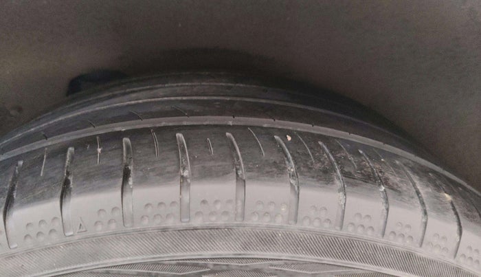 2016 Mercedes Benz E Class E 250 CDI Avantgarde, Diesel, Automatic, 1,03,685 km, Left Rear Tyre Tread
