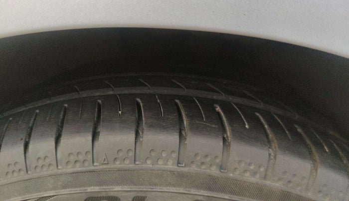 2016 Mercedes Benz E Class E 250 CDI Avantgarde, Diesel, Automatic, 1,03,685 km, Right Front Tyre Tread