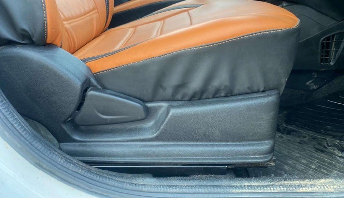 2024 Renault Kwid RXL(O) 1.0L, Petrol, Manual, 12,430 km, Driver Side Adjustment Panel