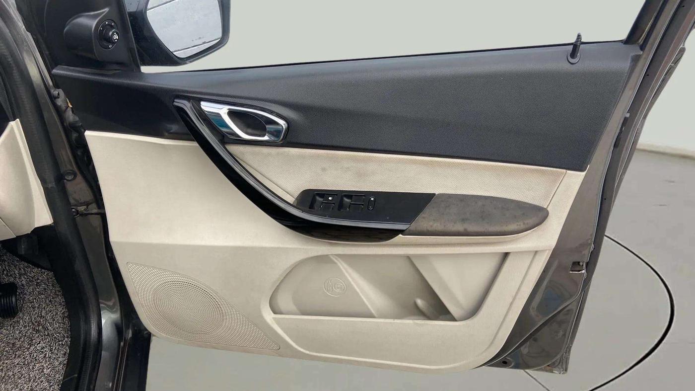 2022 Tata TIGOR XZ PLUS CNG, CNG, Manual, 44,989 km, Driver Side Door Panels Control