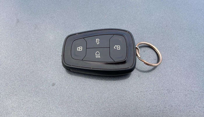 2024 Tata NEXON SMART PLUS S 1.2 REVOTRON, Petrol, Manual, 9,236 km, Key Close Up
