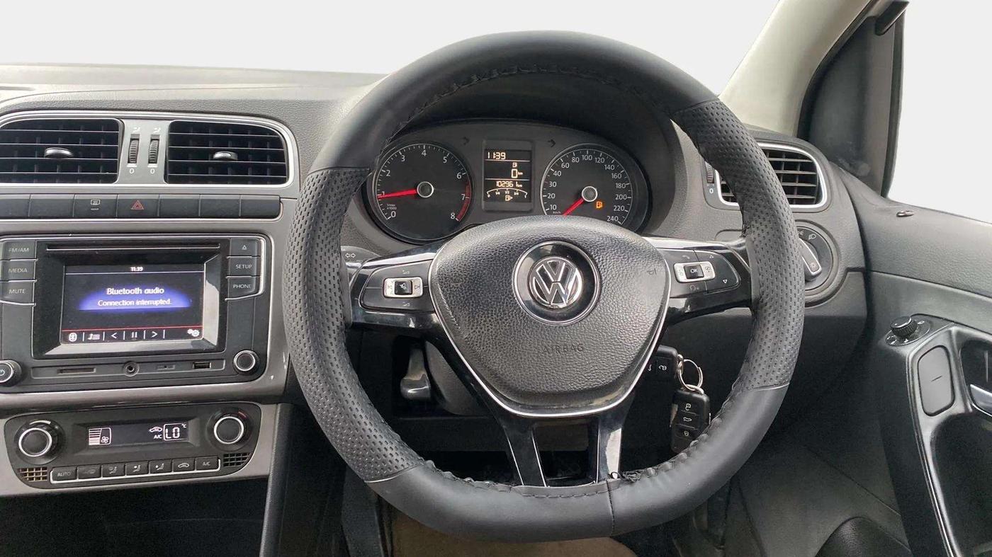 2017 Volkswagen Polo HIGHLINE1.2L, Petrol, Manual, 1,02,951 km, Steering Wheel Close Up