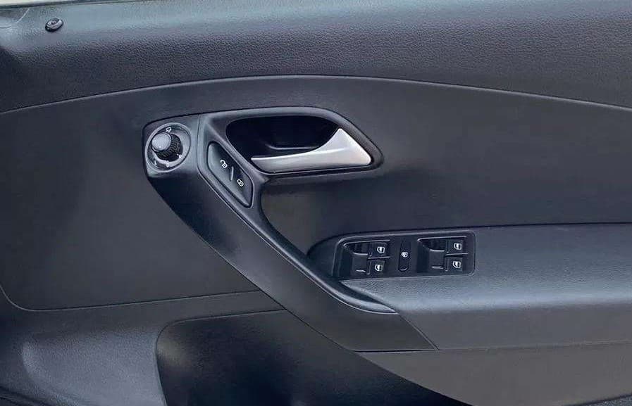 2017 Volkswagen Polo HIGHLINE1.2L, Petrol, Manual, 1,02,951 km, Driver Side Door Panels Control