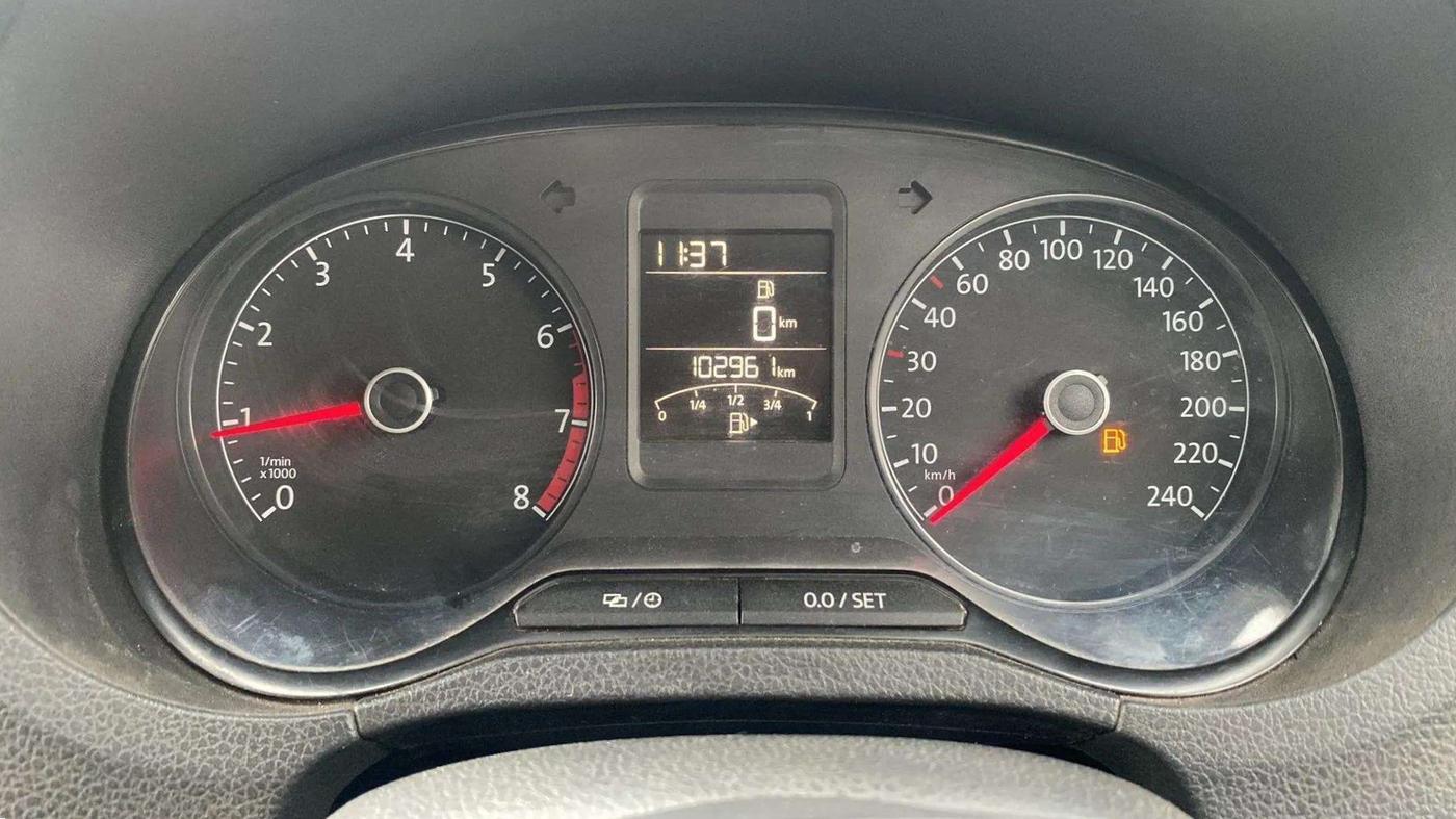 2017 Volkswagen Polo HIGHLINE1.2L, Petrol, Manual, 1,02,951 km, Odometer Image