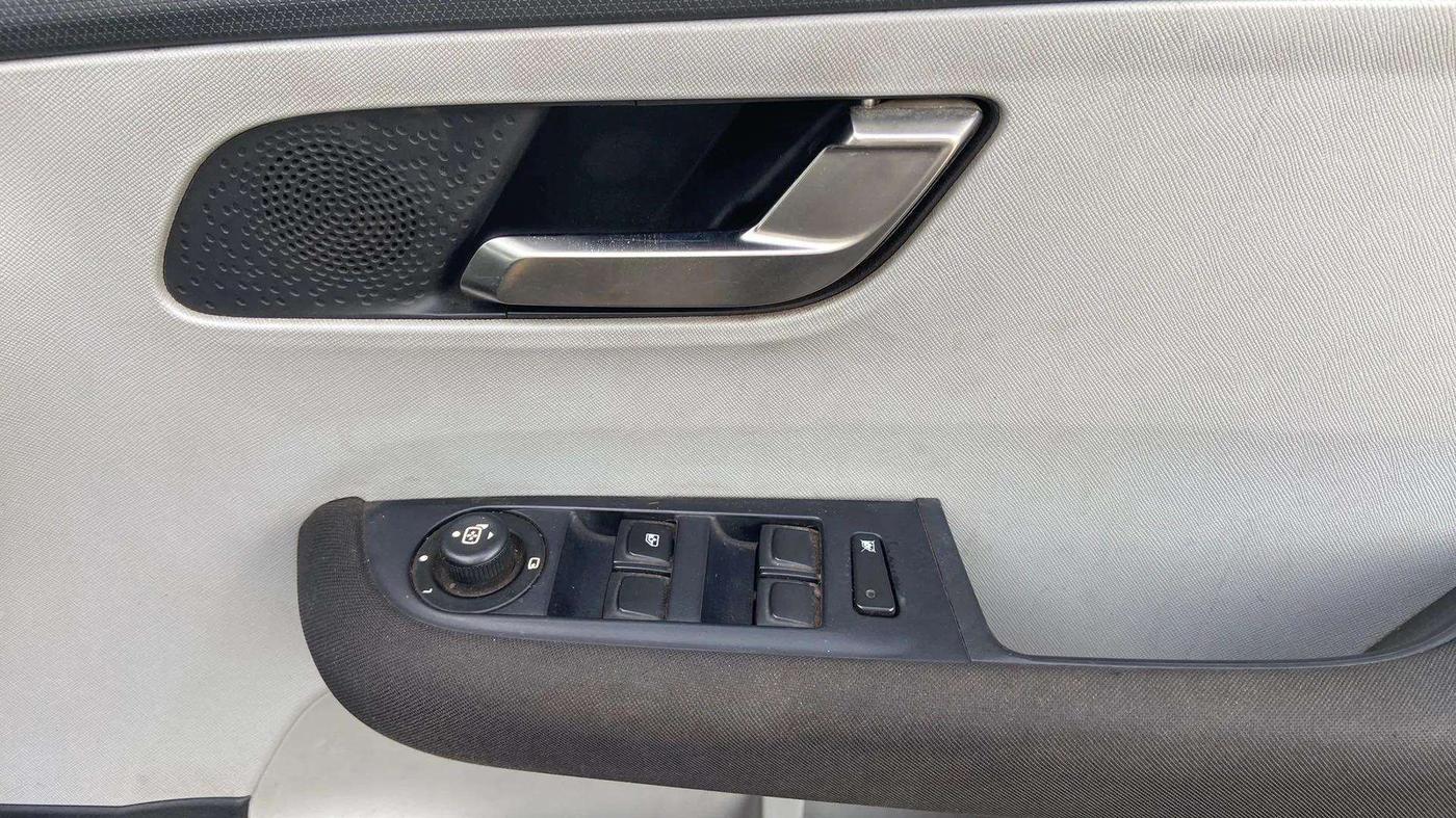 2020 Tata ALTROZ XZ DIESEL, Diesel, Manual, 1,03,913 km, Driver Side Door Panels Control