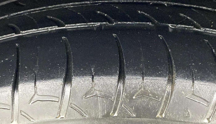 2017 Maruti Ertiga ZXI+, Petrol, Manual, 97,637 km, Left Front Tyre Tread