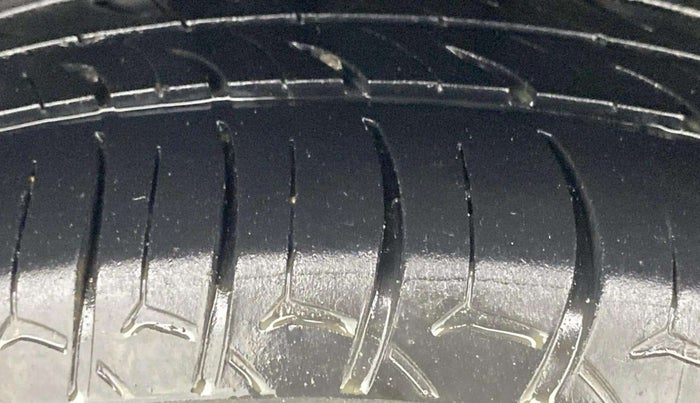 2017 Maruti Ertiga ZXI+, Petrol, Manual, 97,637 km, Right Rear Tyre Tread