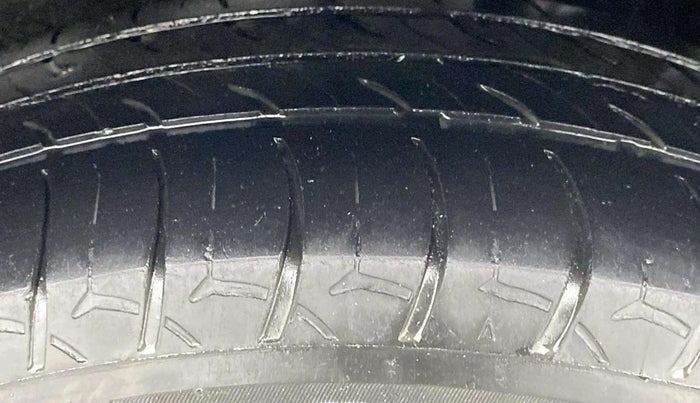 2017 Maruti Ertiga ZXI+, Petrol, Manual, 97,637 km, Left Rear Tyre Tread