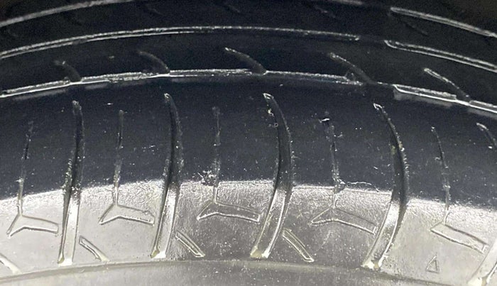 2017 Maruti Ertiga ZXI+, Petrol, Manual, 97,637 km, Right Front Tyre Tread