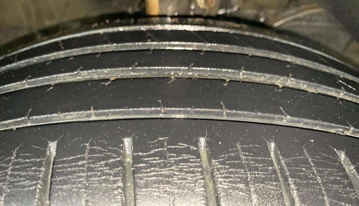 2019 Maruti Baleno ZETA PETROL 1.2, Petrol, Manual, 33,832 km, Right Front Tyre Tread