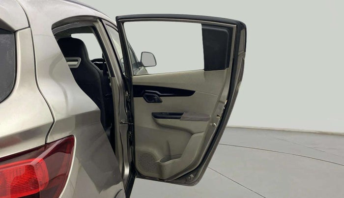 2016 Mahindra Kuv100 K8 6 STR, Petrol, Manual, 61,950 km, RHS Rear Door
