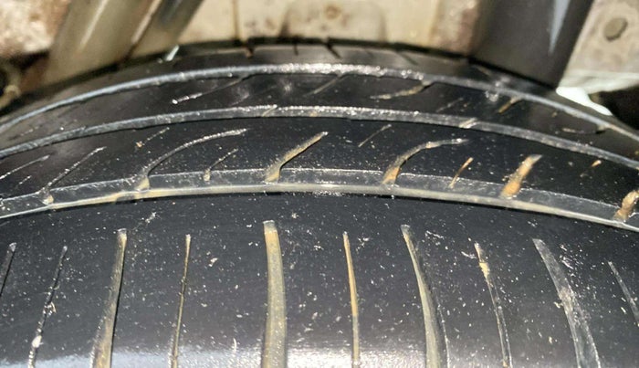 2016 Mahindra Kuv100 K8 6 STR, Petrol, Manual, 61,950 km, Left Rear Tyre Tread