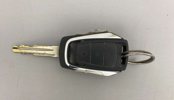 2016 Mahindra Kuv100 K8 6 STR, Petrol, Manual, 61,950 km, Key Close Up