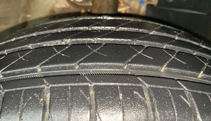 2016 Mahindra Kuv100 K8 6 STR, Petrol, Manual, 61,950 km, Right Front Tyre Tread