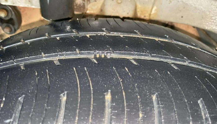 2016 Mahindra Kuv100 K8 6 STR, Petrol, Manual, 61,950 km, Right Rear Tyre Tread
