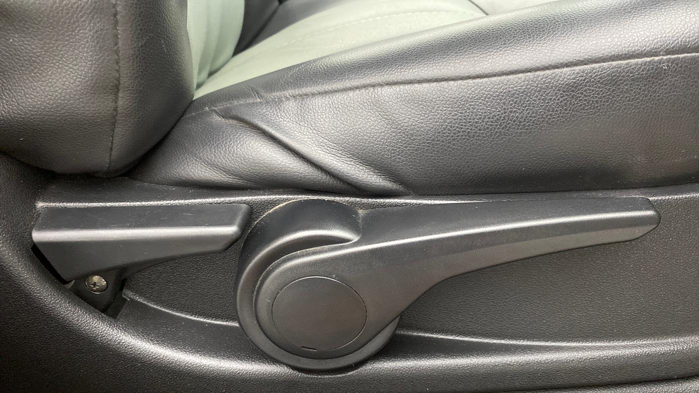 2017 Tata Tiago XZ 1.2 REVOTRON, Petrol, Manual, 35,310 km, Driver Side Adjustment Panel