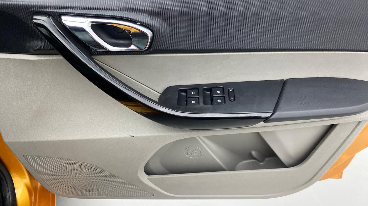 2017 Tata Tiago XZ 1.2 REVOTRON, Petrol, Manual, 35,310 km, Driver Side Door Panels Control