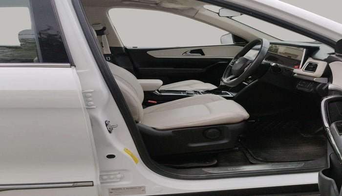 2023 Mahindra XUV700 AX 7 LUXURY D AT 7 STR, Diesel, Automatic, 44,677 km, Right Side Front Door Cabin