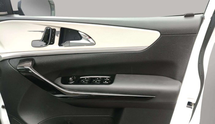 2023 Mahindra XUV700 AX 7 LUXURY D AT 7 STR, Diesel, Automatic, 44,677 km, Driver Side Door Panels Control
