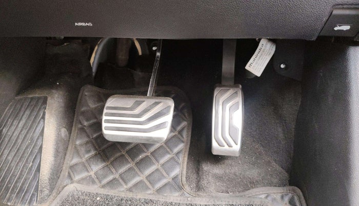 2023 Mahindra XUV700 AX 7 LUXURY D AT 7 STR, Diesel, Automatic, 44,677 km, Pedals