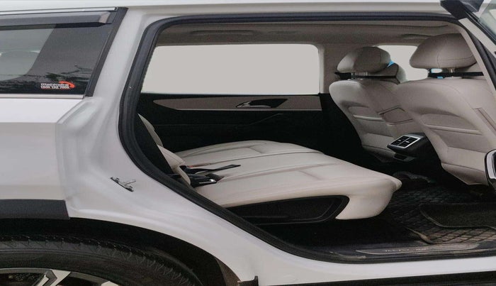 2023 Mahindra XUV700 AX 7 LUXURY D AT 7 STR, Diesel, Automatic, 44,677 km, Right Side Rear Door Cabin