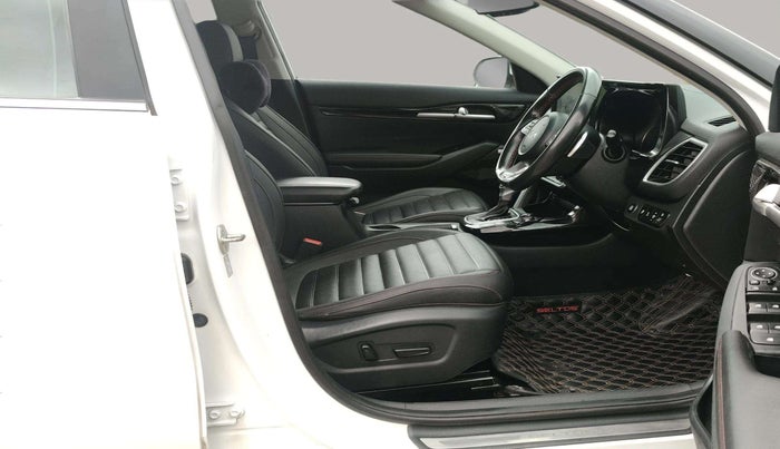 2022 KIA SELTOS GTX PLUS AT 1.5 DIESEL, Diesel, Automatic, 48,674 km, Right Side Front Door Cabin