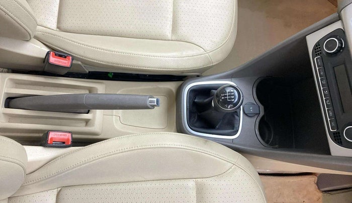 2015 Volkswagen Vento HIGHLINE 1.6 MPI, Petrol, Manual, 62,745 km, Gear Lever
