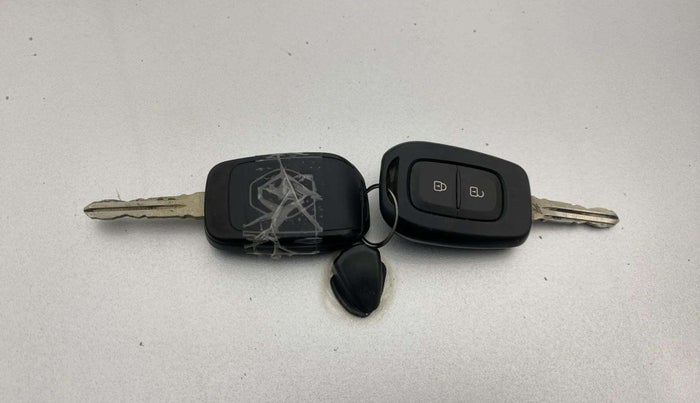 2022 Renault TRIBER RXT AMT, Petrol, Automatic, 16,104 km, Key Close Up