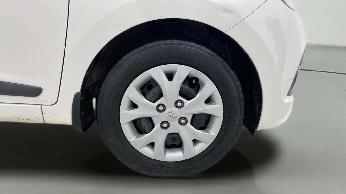 2016 Hyundai Grand i10 SPORTZ 1.2 KAPPA VTVT, Petrol, Manual, 67,555 km, Right Front Wheel
