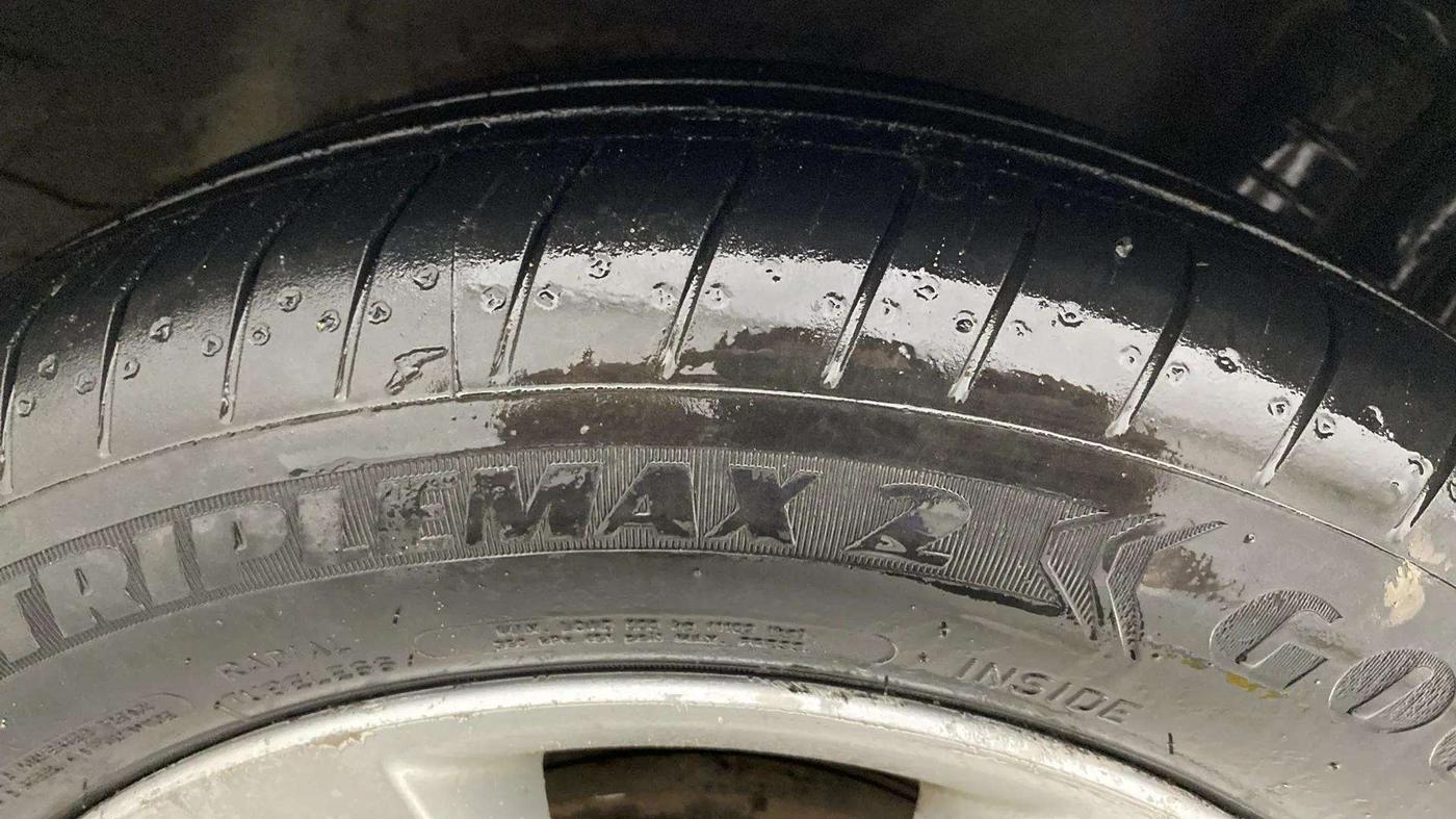 2015 Nissan Micra XV CVT, CNG, Automatic, 1,19,378 km, Left Rear Tyre Tread
