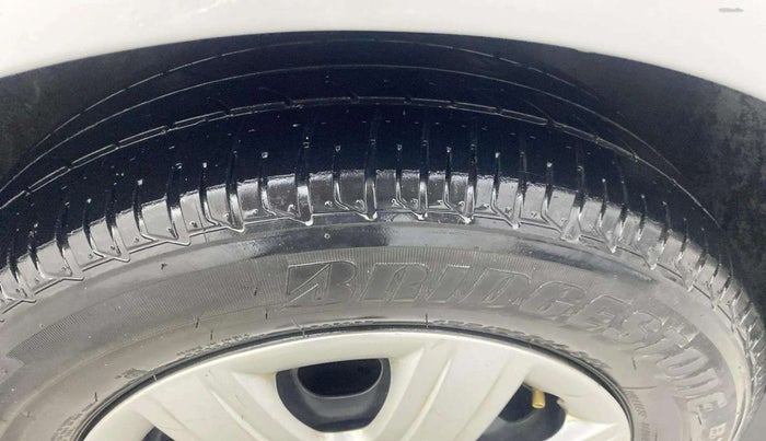 2012 Skoda Rapid AMBITION 1.6 TDI CR MT, Diesel, Manual, 50,085 km, Right Front Tyre Tread