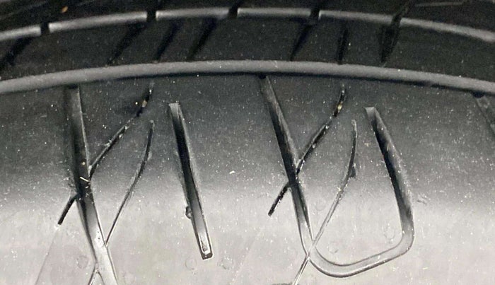 2021 Mahindra XUV300 W8 (O) 1.5 DIESEL, Diesel, Manual, 65,014 km, Right Front Tyre Tread