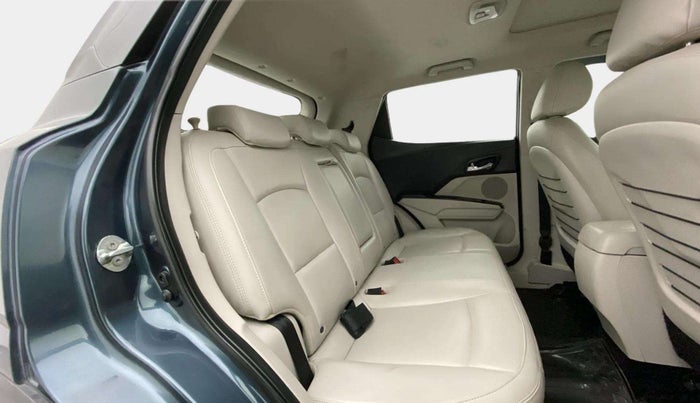 2021 Mahindra XUV300 W8 (O) 1.5 DIESEL, Diesel, Manual, 65,014 km, Right Side Rear Door Cabin