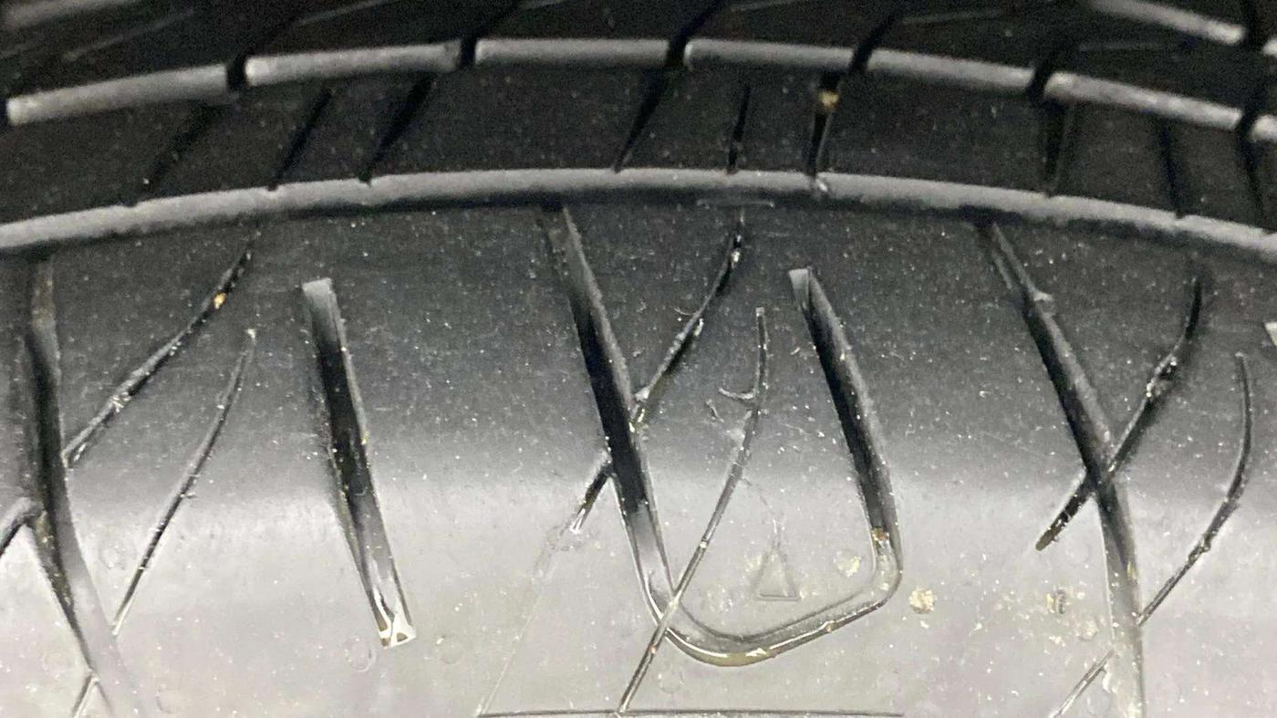 2021 Mahindra XUV300 W8 (O) 1.5 DIESEL, Diesel, Manual, 65,014 km, Left Front Tyre Tread
