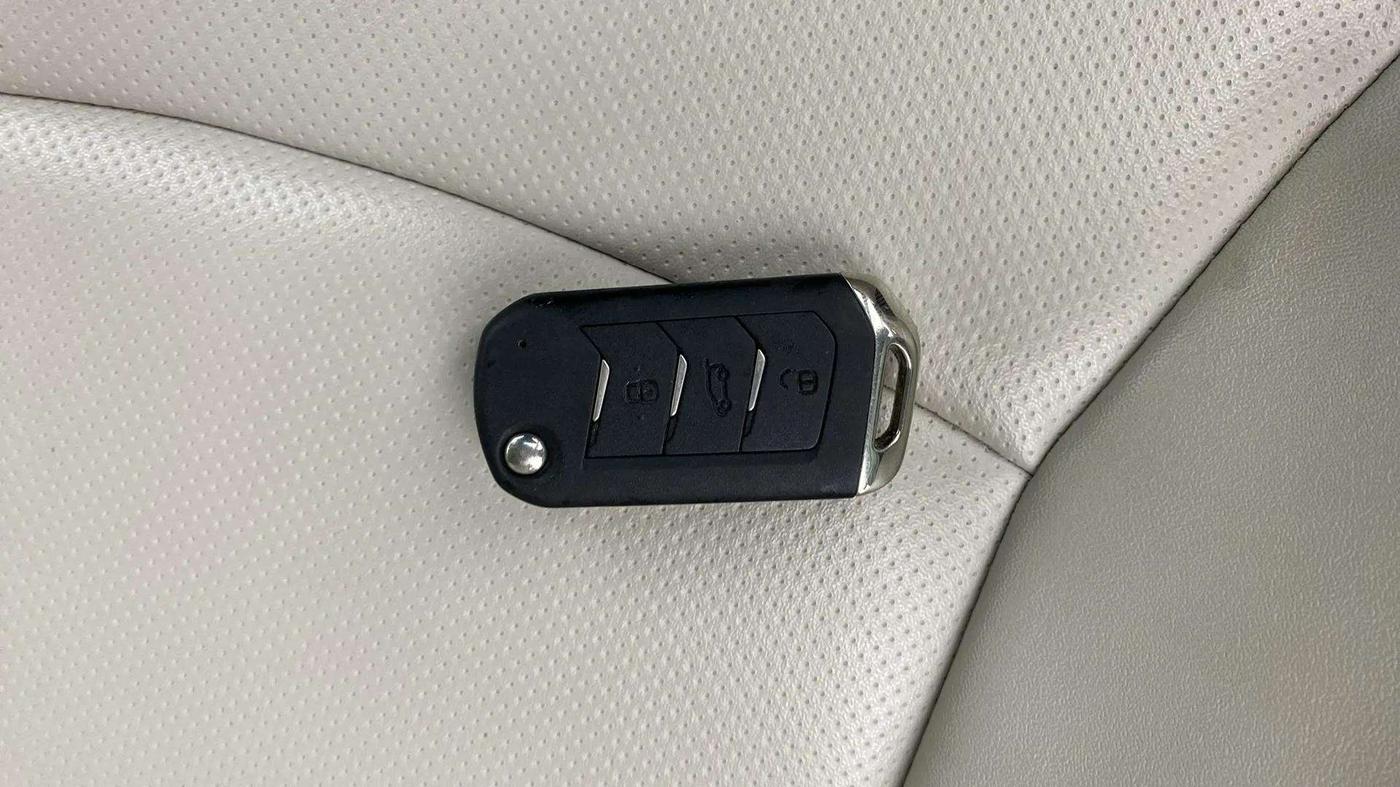 2021 Mahindra XUV300 W8 (O) 1.5 DIESEL, Diesel, Manual, 65,014 km, Key Close Up